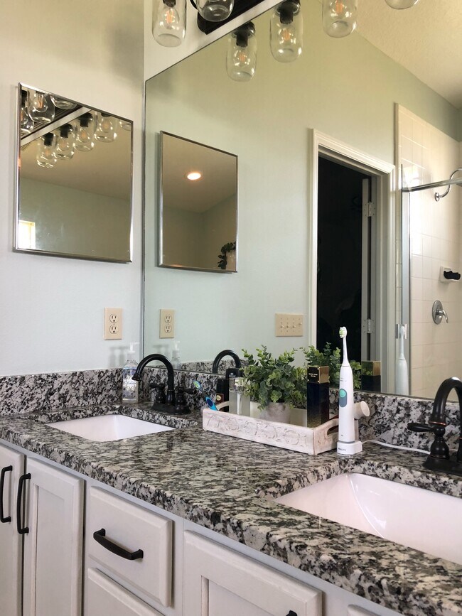 Building Photo - 2409 Sweetwater Blvd