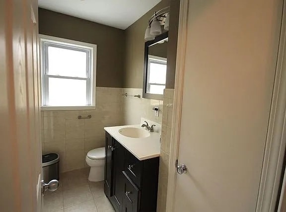 Full Bath - 587 Princeton St