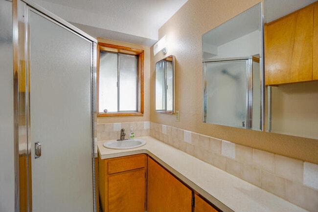 Building Photo - FOUR BEDROOM SPLIT LEVEL IN SALMON CREEK