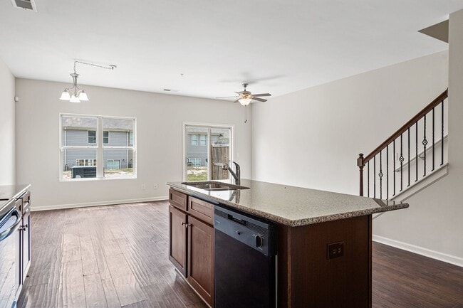 Building Photo - 3 Bedroom Townhome in Jonesboro!