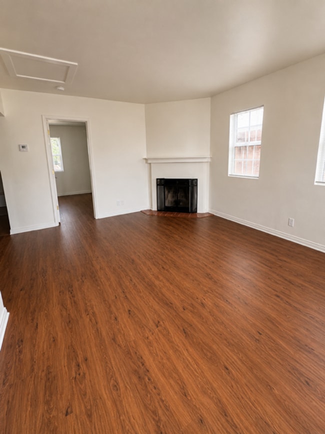 Building Photo - Sherman Oaks 2BD w/ Private Backyard, In-Unit W/D & Parking