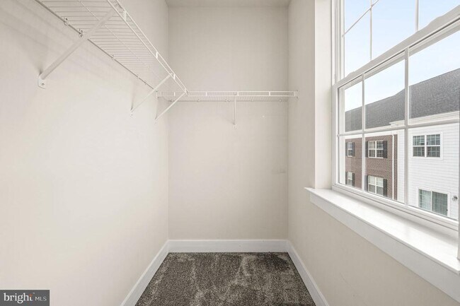 Building Photo - 127 Gaslight Aly