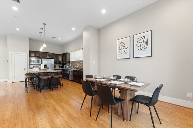 Building Photo - 3802 Lovejoy St