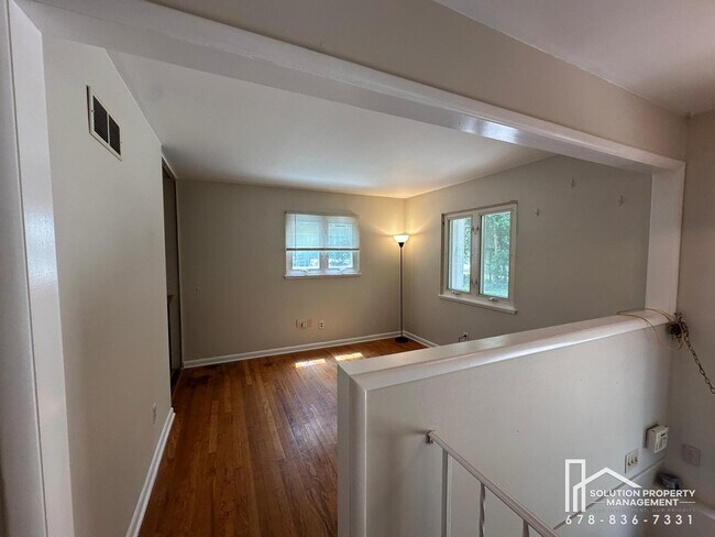 Building Photo - 1323 Hilton Dr