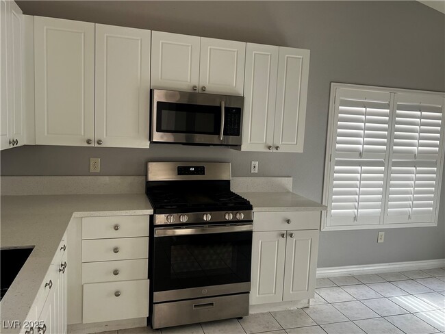 Building Photo - 9688 Emeraude Ave