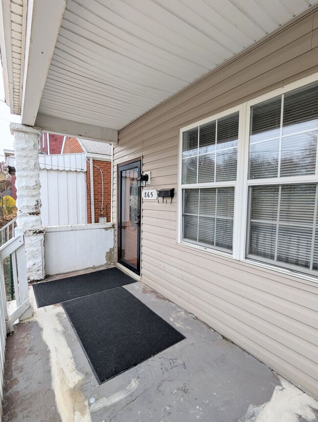 Building Photo - Spacious 4 Bedroom 2 Full Bathroom Home (Perry South)