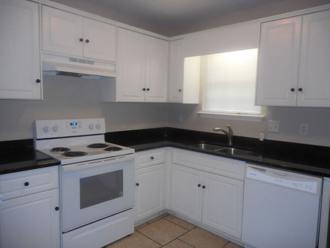 Building Photo - 3 Bedroom 2 Bath Near Fort Gordon in Hephzibah, GA