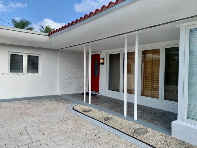 Building Photo - 1001 Surfside Blvd