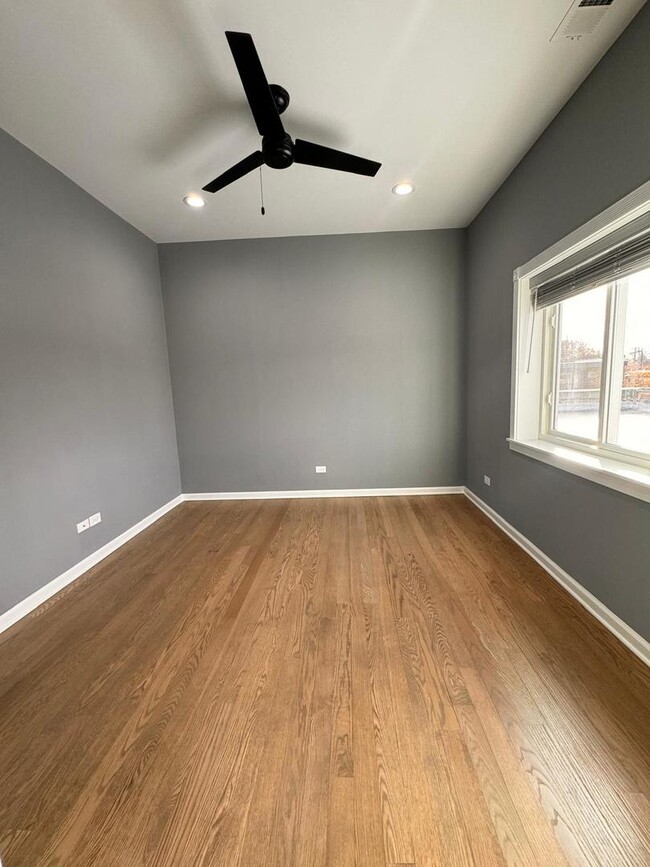 Building Photo - 5938 W Montrose Ave