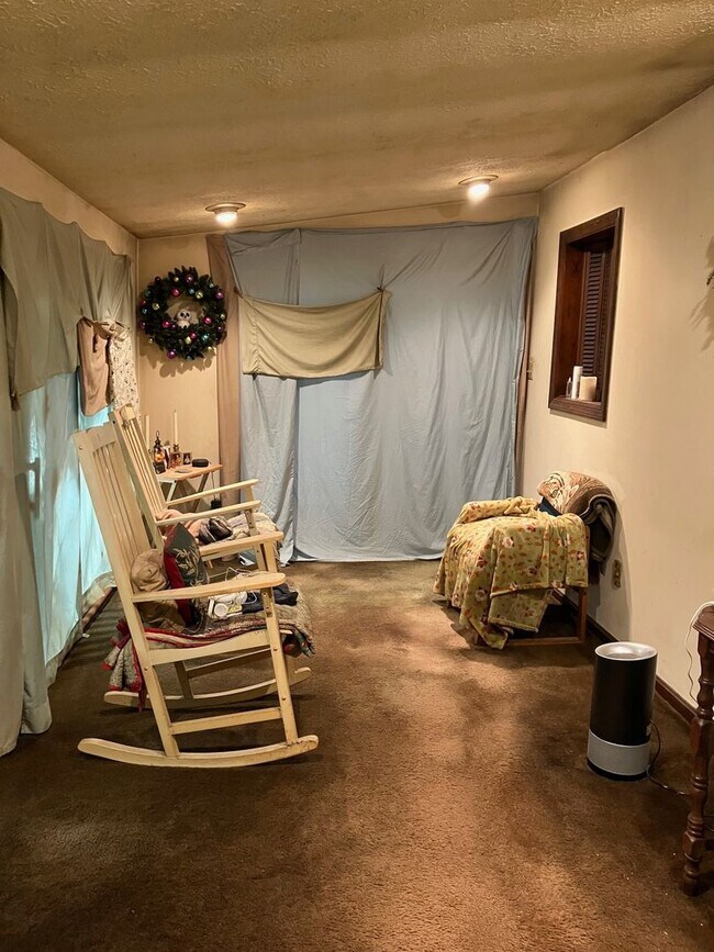 Building Photo - 4852 Rosewell Dr