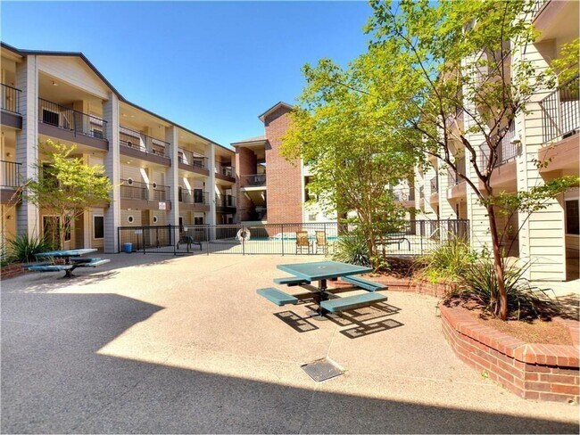 Building Photo - Centennial West Campus - Prime Time - 3BD/ 2BA - 1200 Sq ft - 1 Block to UT Campus - 2 Covered Pa...