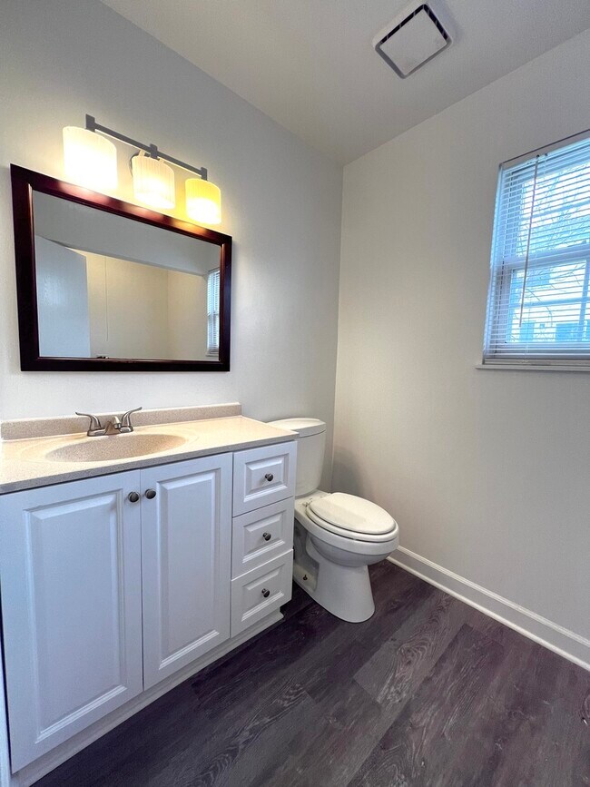 Building Photo - 404 Lauren Ln