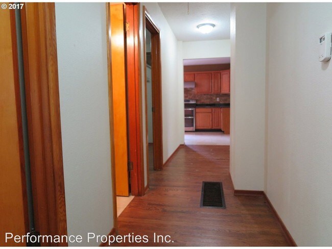 Building Photo - 4 br, 2 bath House - 7923 SE Sherman Street