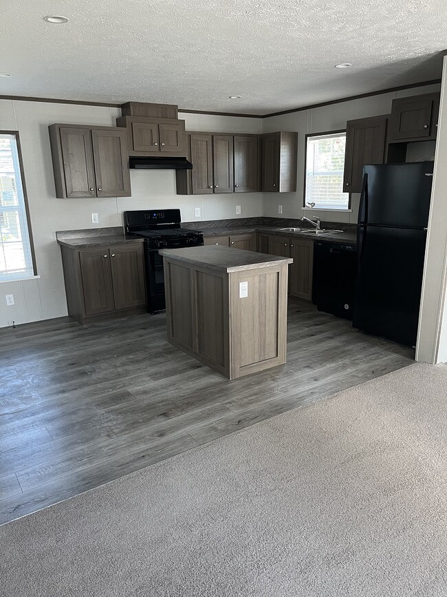 Building Photo - 136 S River Dr
