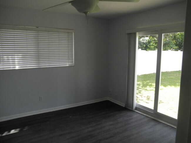 Building Photo - 1154 W Camino Real