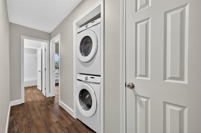 Building Photo - 9707 Richmond Ave