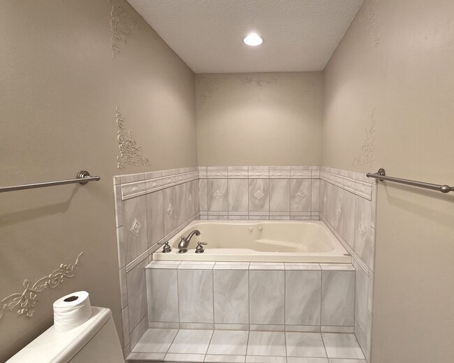 Building Photo - Nice 3 Bedroom 3 Bathroom Twinhome in River Falls