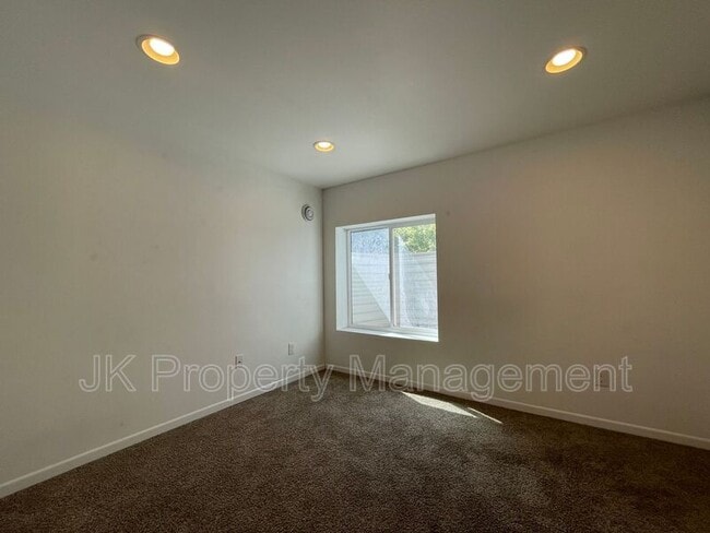 Building Photo - 717 52nd St S
