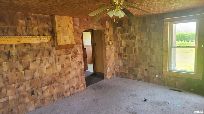 Building Photo - RICHVIEW, IL - Wood Sided Bungalow with garden shed, new roof and minutes to I-64  - $499 MONTH /...