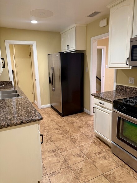 Building Photo - 1228 S Highland Ave