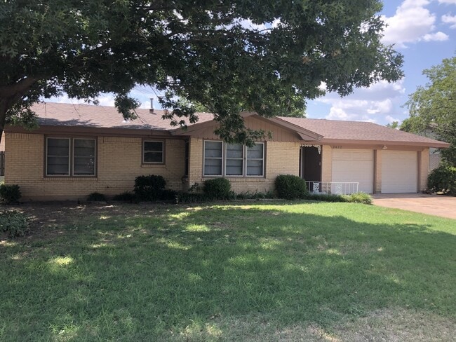Building Photo - 3 bed, 2 living, 2 bath, 2 car garage