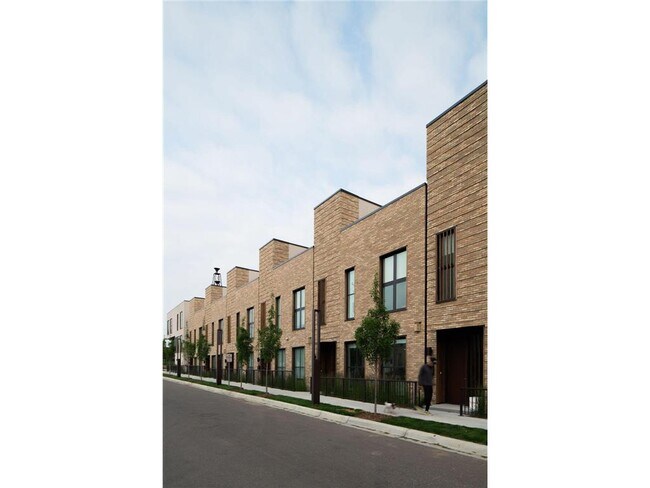 Building Photo - 262 West Dr
