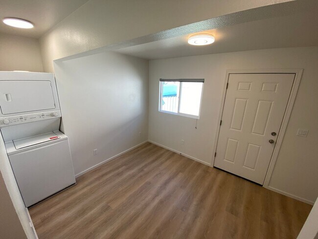Building Photo - Move-In Ready!