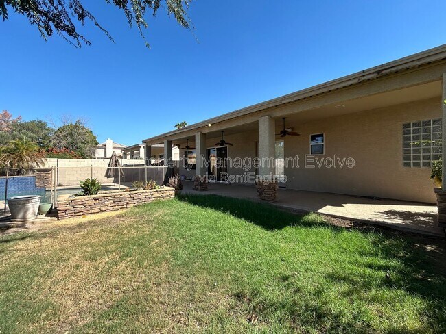 Building Photo - 774 E Maria Ln