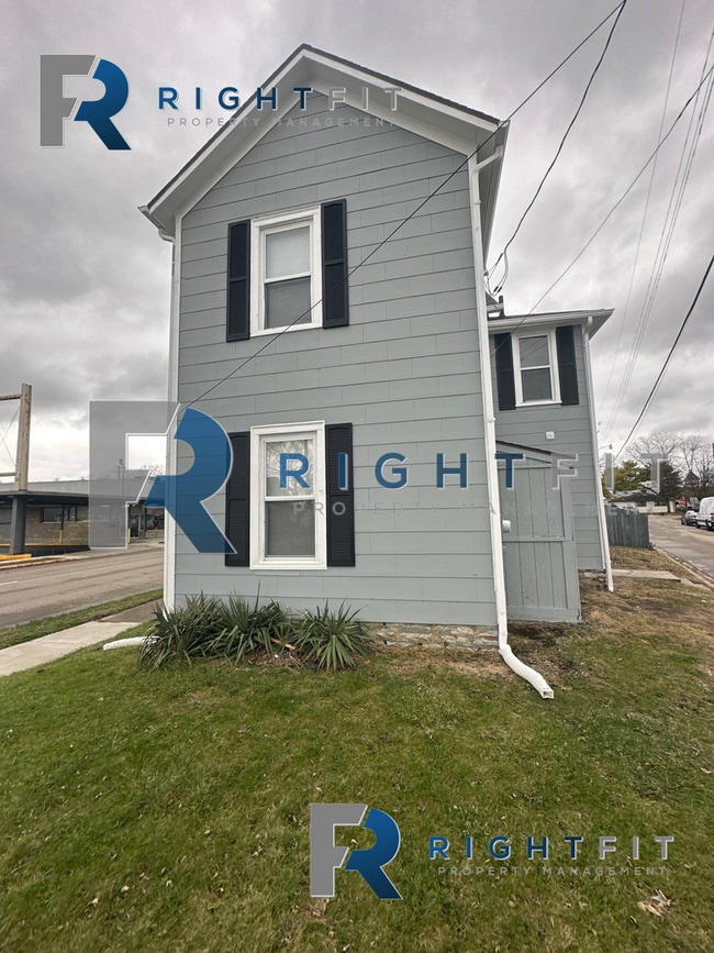 Building Photo - Freshly Renovated Home in Miamisburg