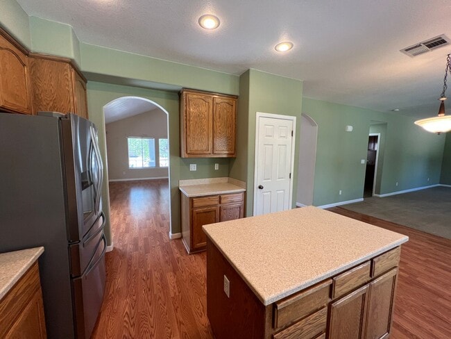 Building Photo - Large 4 bedroom located on a well maintained court!