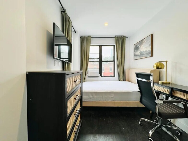 Building Photo - Furnished room/NOT APARTMENT