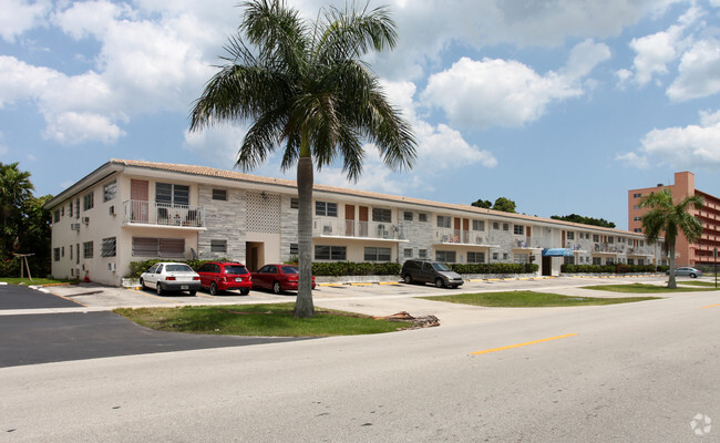 Primary Photo - Hollywood Park Apts