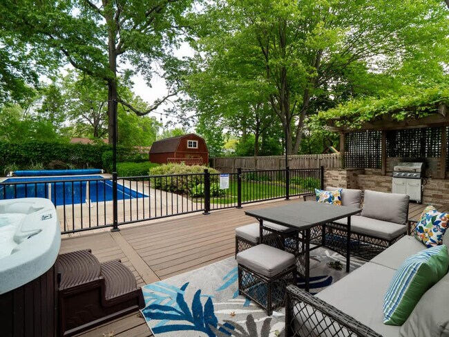 Building Photo - 5012 Hollyview Dr