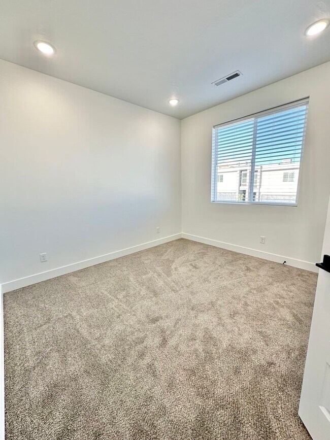 Building Photo - PET FRIENDLY!! HURRICANE TOWNHOME!