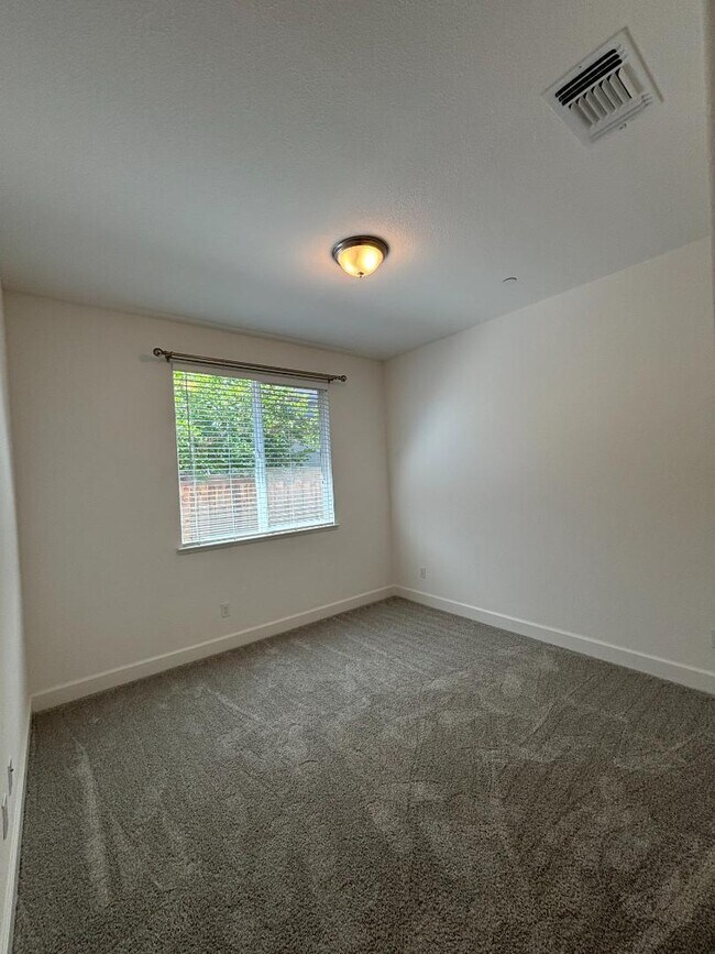 Building Photo - 402 Crimson Cir