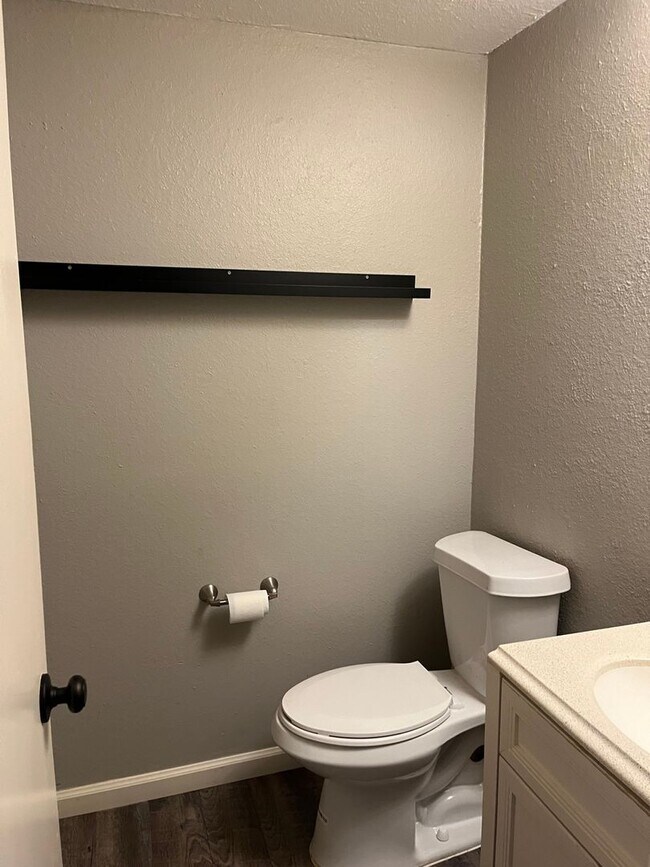 Building Photo - 2 Bedroom Townhome in Austin