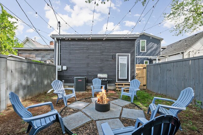 Building Photo - 337 Sanders St