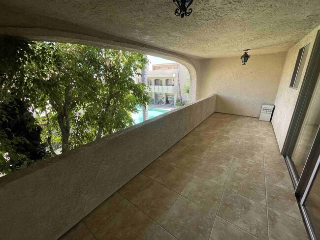 Building Photo - LARGE ENCINO SPA CONDO!