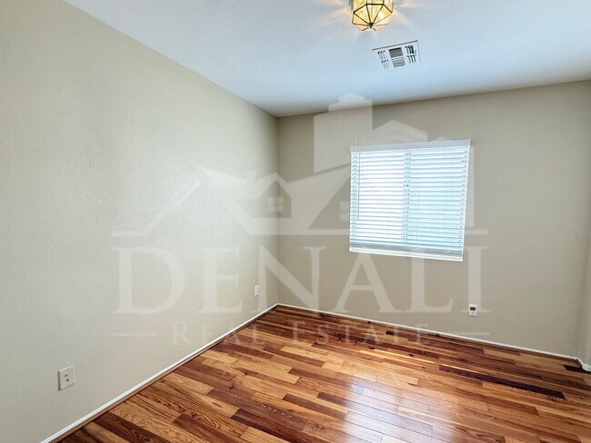 Building Photo - 923 E Monterey St