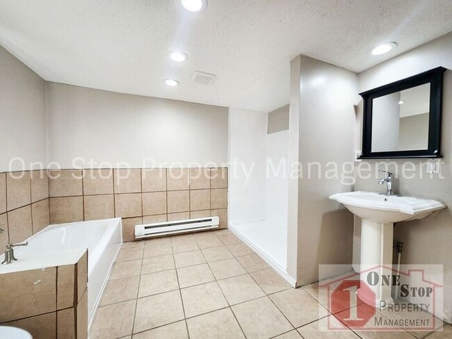 Building Photo - Come See this Charming 2-bedroom, 1-bath H...