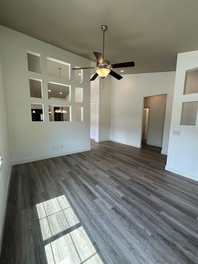 Building Photo - 3 Bedroom 2 Bath Home, New Paint, New LVP ...