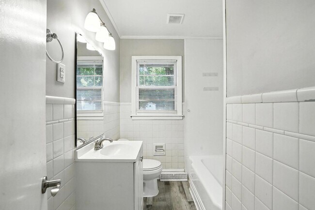 Building Photo - Charming Brick Ranch in Popular Oakhurst
