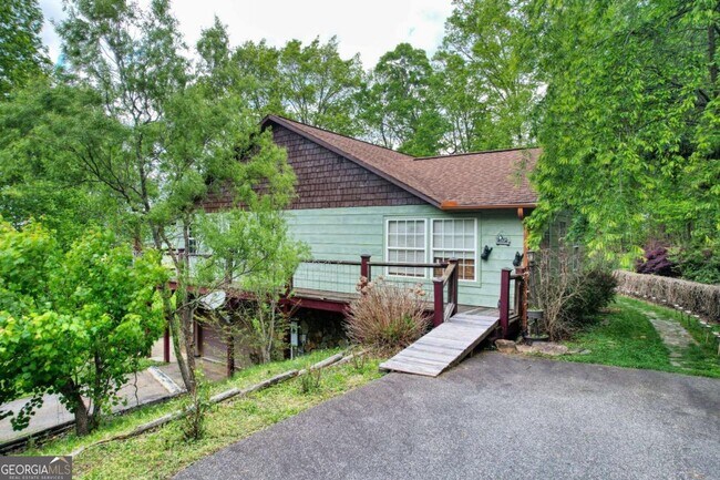 Building Photo - 911 Summit Way