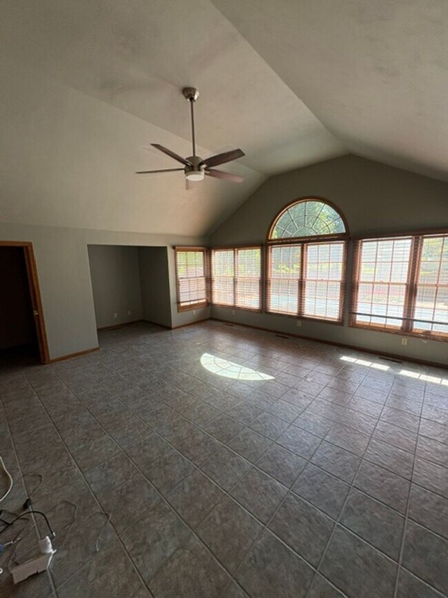 Building Photo - Single Family Home in Germantown Hills with Pool 3 BR / 4BA