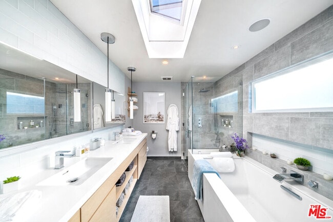 Building Photo - 3769 Greenwood Ave