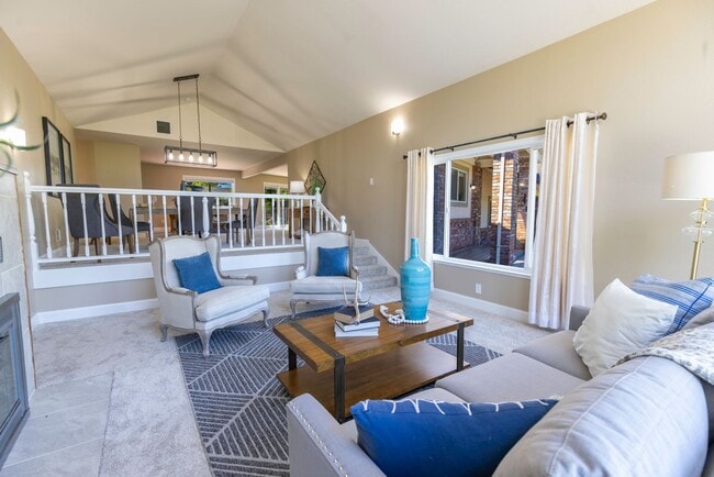 Building Photo - Beautiful 5 bedroom/3bath home with a pool