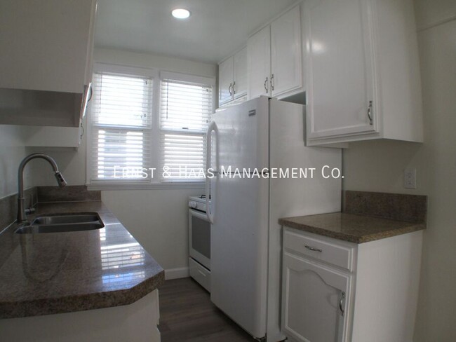 Building Photo - Lovely 1 Bedroom Apartment in Prime Bixby ...