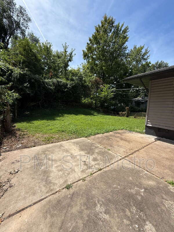Building Photo - 10870 Spring Garden Dr