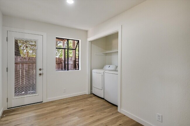 Building Photo - "Charming 2-Bed Retreat in Georgetown – Cozy 768 Sq Ft Haven!"