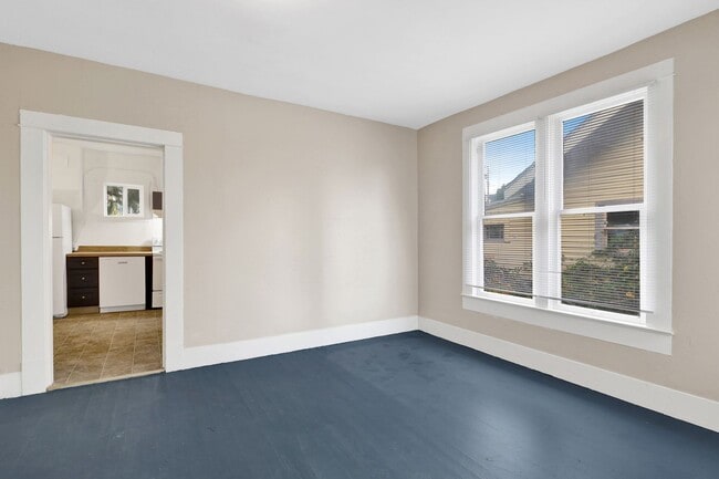 Building Photo - $1,000 Grocery Store Gift Card! 4 Bedroom, 1 bathroom Home in the York neighborhood for Rent!